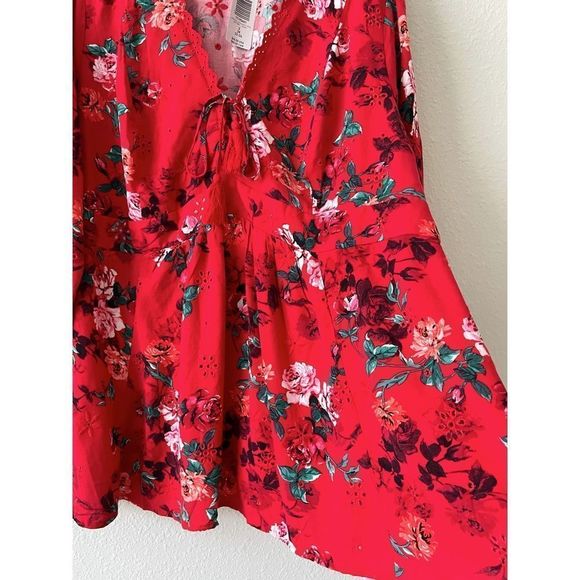 Torrid Red  V-neck Floral Baby Doll Blouse/ NWT size 3 - Picture 5 of 11